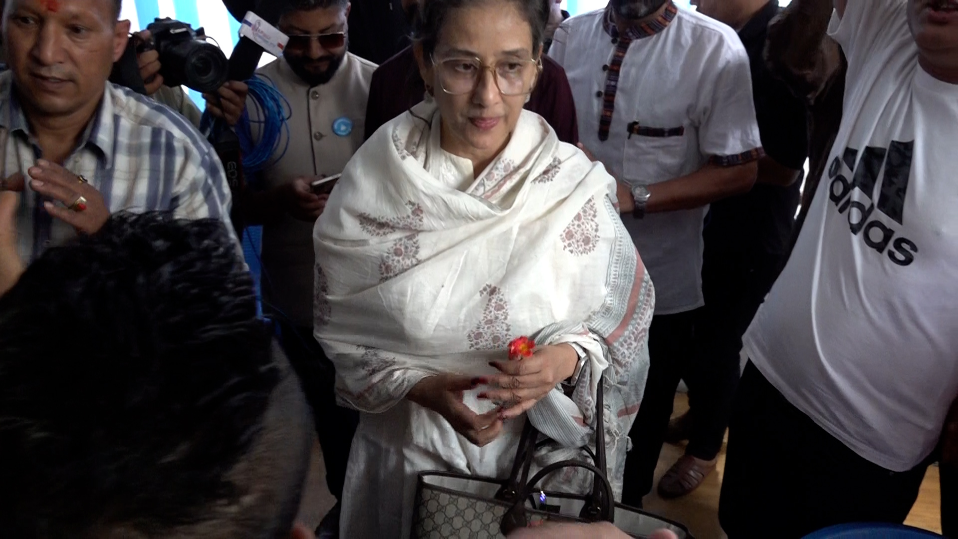 मनिषा कोइरालाले गरिन रवि लामिछानेको समर्थनमा हस्ताक्षर