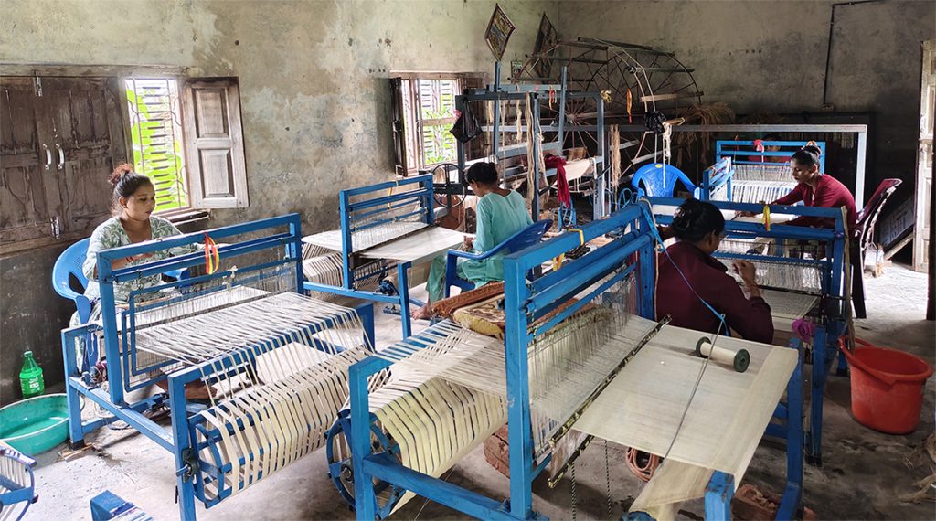 तालिमले फेरिएको जुगरानीको जीवन : केराको रेसाबाट कपडा उत्पादन