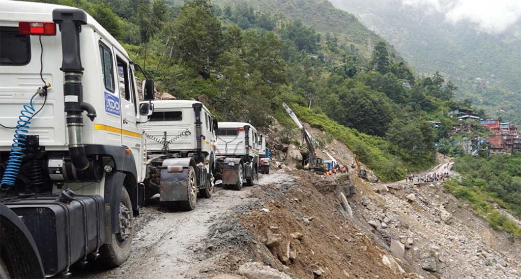 तातोपानी भन्सार नाकाबाट दशैंका सामान ल्याउन सुरु