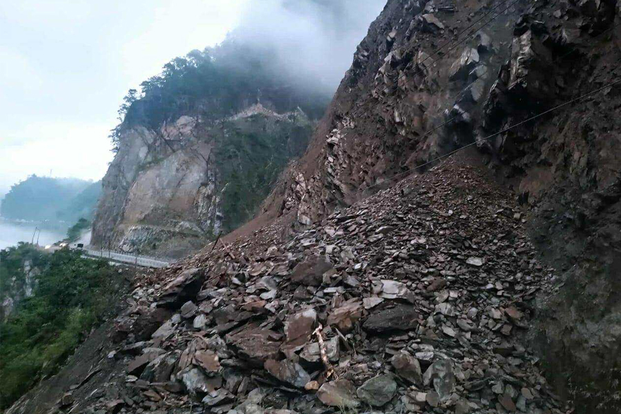 पहिरो नझरे दिउँसो ३ बजेसम्म खुल्नसक्छ मुग्लिन-नारायणगढ सडकखण्ड